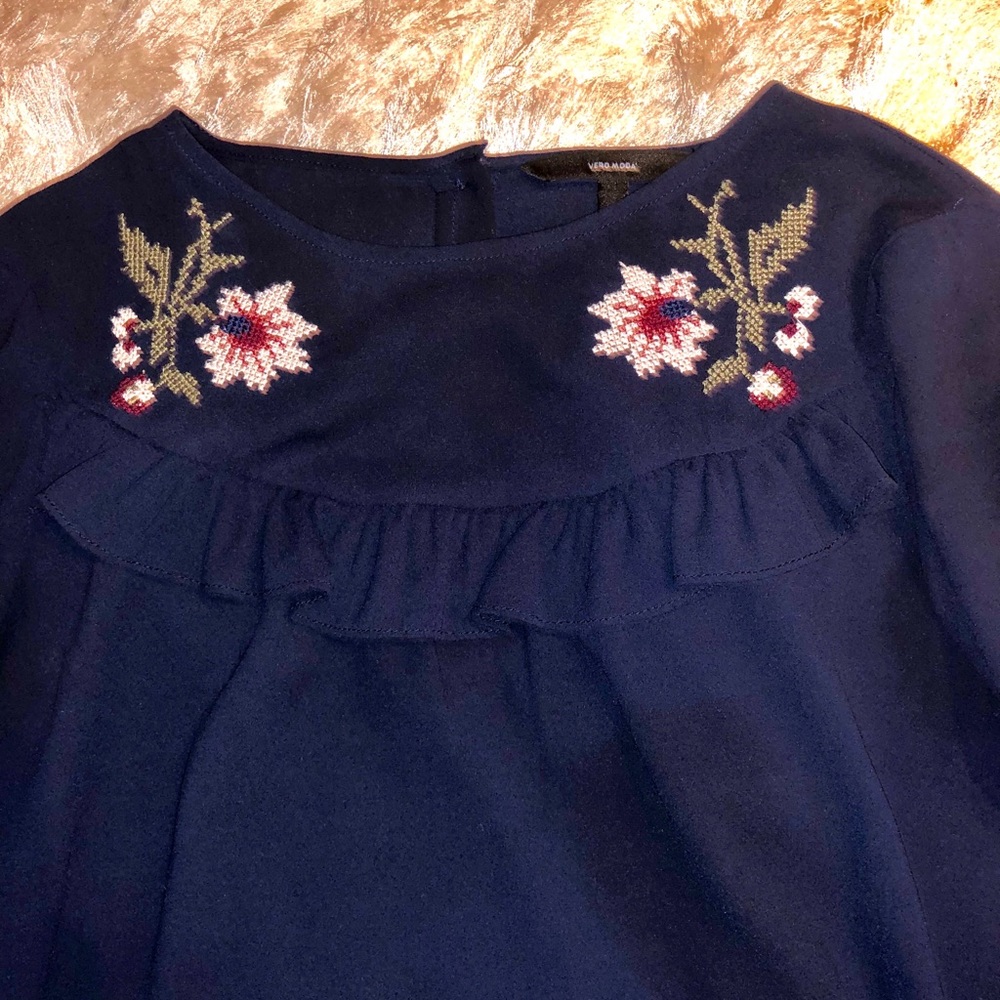 Embroidered blouse - Picture 2 of 4